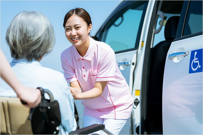 介護職員はなぜ女性が多い? 割合・給与データと働きやすさの理由を解説