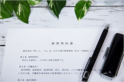 【人事担当者必見】建設業における雇用契約書作成時のポイントや留意点を徹底解説